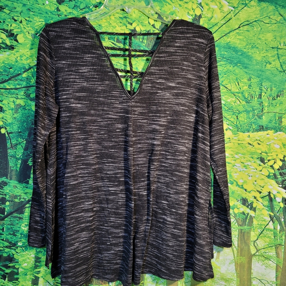 (3344-5) No tag, Top , blk/grey ,long sleeve,pit to pit 21 1/2 in.